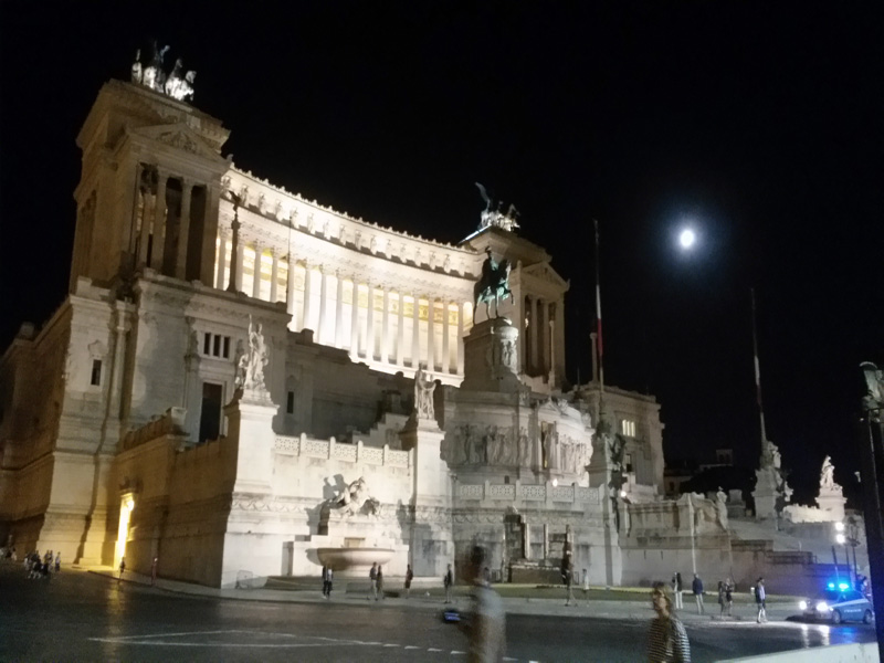 Panico nella notte a Roma: imbocca piazza Venezia contromano