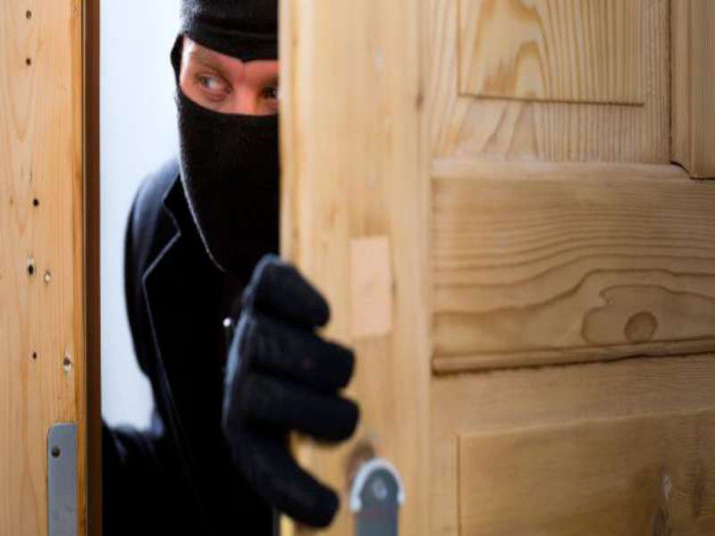Ceccano, 24enne ciociaro nei guai per furto. Si stava portando a casa poltrone e materassi dal magazzino dove lavorava per un valore totale di 4mila euro