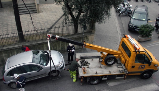 Cassino, bloccati due anziani dalle auto in sosta