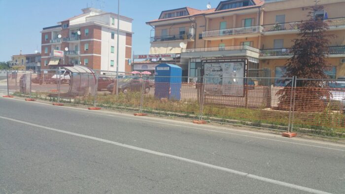 Pomezia, Cinque Poderi, al via i lavori di riqualificazione dell’aiuola e della fermata autobus