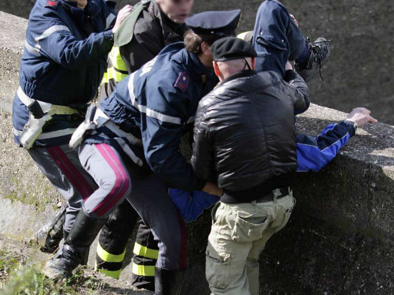 Roma, Ponte Garibaldi. 64enne scavalca la balaustra di Ponte Garibaldi minacciando il suicidio: ecco com'è finita