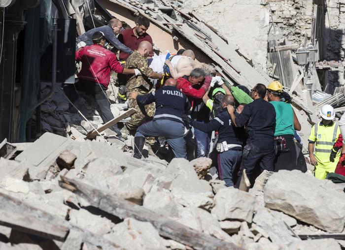 Raccolta aiuti terremoto Forza Nuova Lariano