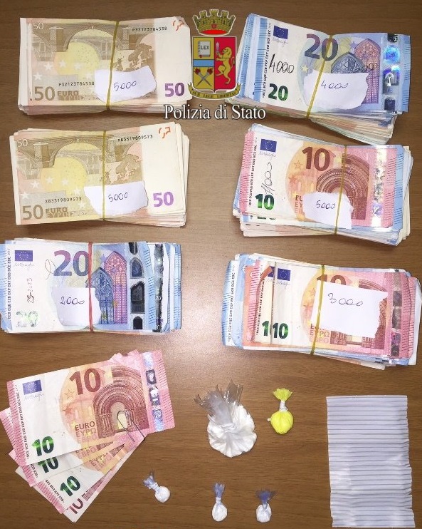 Agenti della Polizia di Stato della capitale hanno effettuato sette arresti nelle ultime ore. sequestrati quasi 3kg di sostanze oltre a 26.000 euro