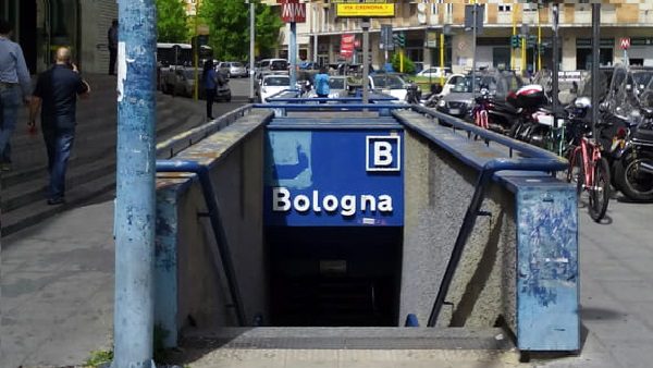 Roma, interrotta circolazione dei treni sulla Metro B: soccorsa una persona sui binari alla fermata Bologna