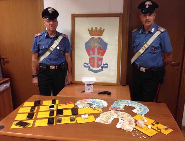 Con un blitz antidroga, i Carabinieri della Tenenza di Guidonia Montecelio, hanno arrestato 5 persone, tutte residenti a Guidonia Montecelio, Frazione Villalba. I pusher, tutti ventenni, colti in flagranza di reato dovranno rispondere dell'accusa di detenzione ai fini di spaccio di sostanze stupefacenti.