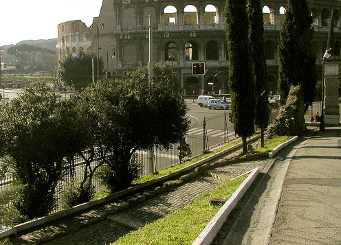 San Lorenzo e Colle Oppio, arrestati 5 pusher e scoperta "panchina dello spaccio"