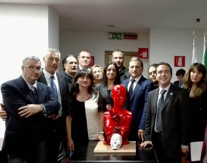 Femminicidio, scultura di Francesco Guadagnolo in vista del 25 novembre