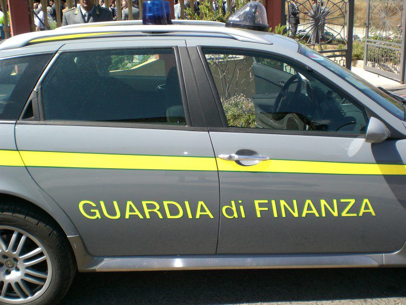 Civitavecchia, sequestrate al porto oltre 30mila paia di ciabatte non sicure