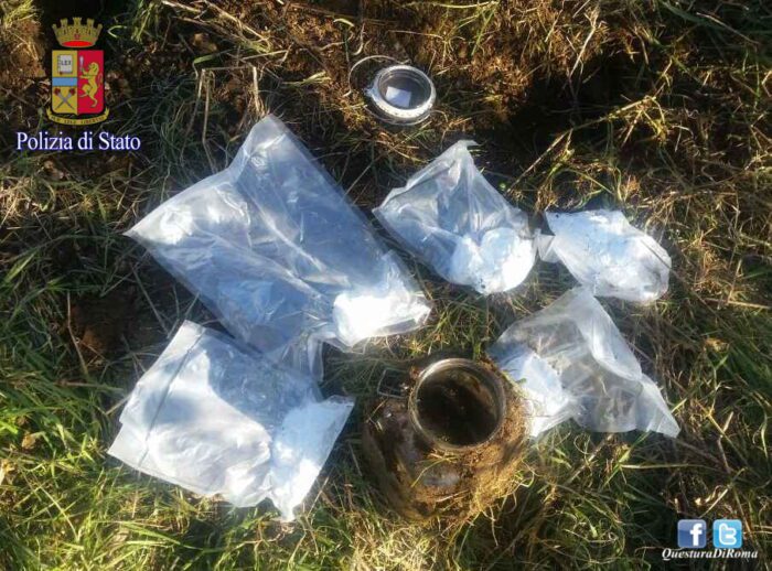 Roma, Tufello. Cocaina seppellita in area boschiva: arrestato romano 22enne