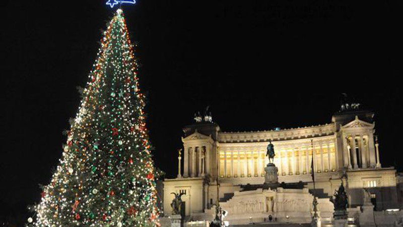 Addobbi Natalizi Roma.Piazza Venezia Nuovi Addobbi E Luci Arricchiscono L Albero Di Natale