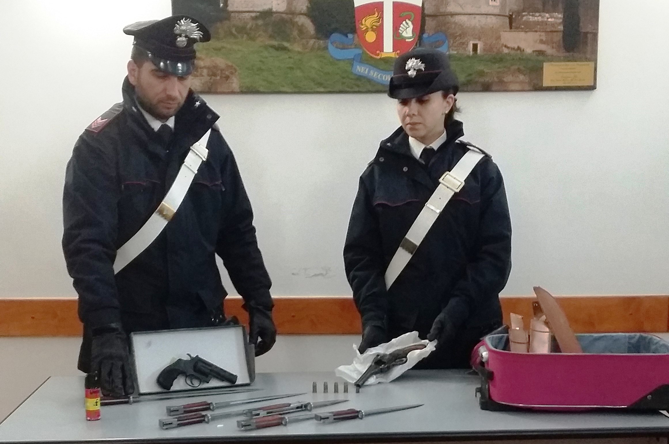 Tivoli, Carabinieri recuperano 6 Kalashnikov e 2 pistole in un'abitazione