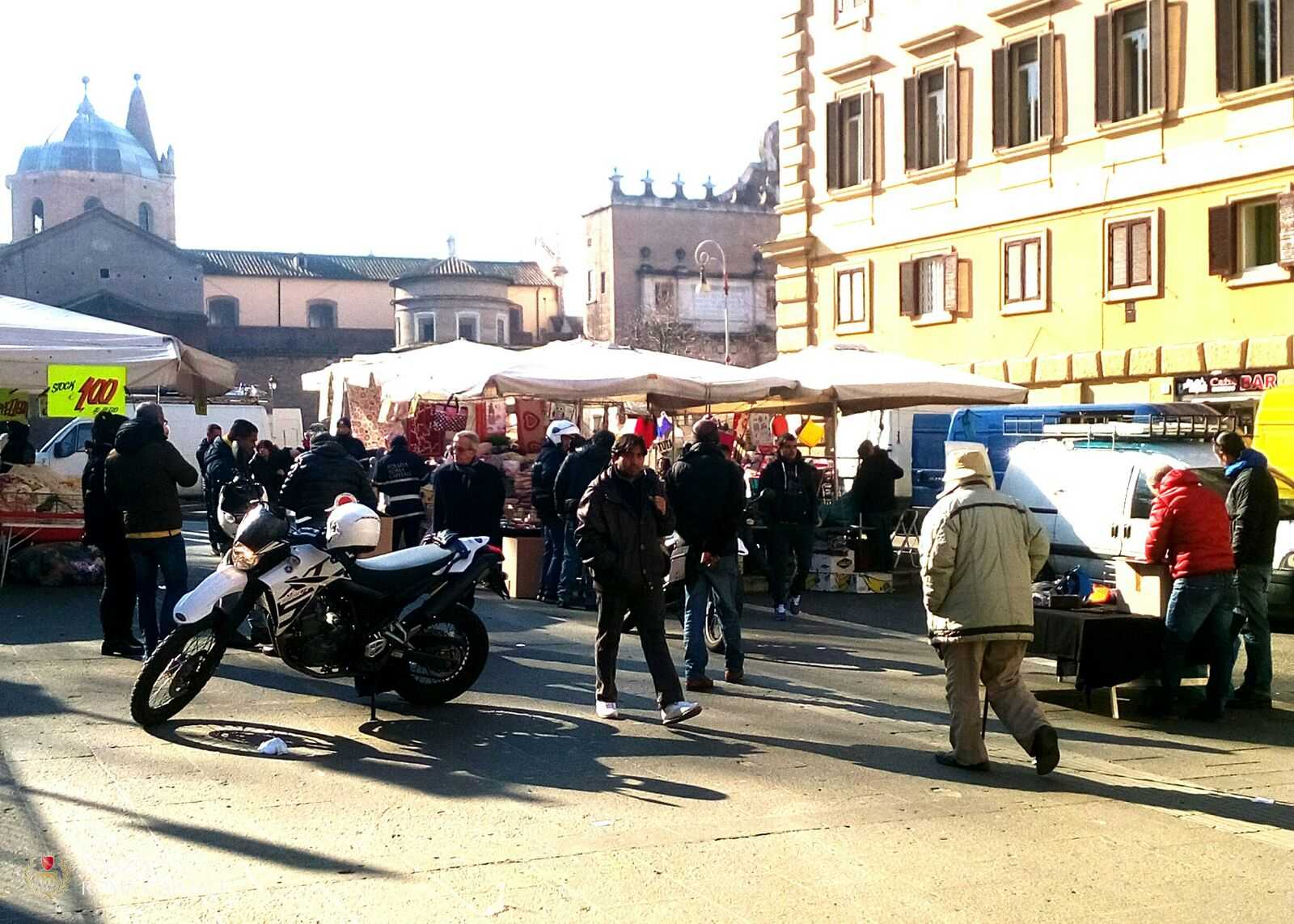 Roma, Piazzale Flaminio. Nuovo mega sequestro ai venditori abusivi