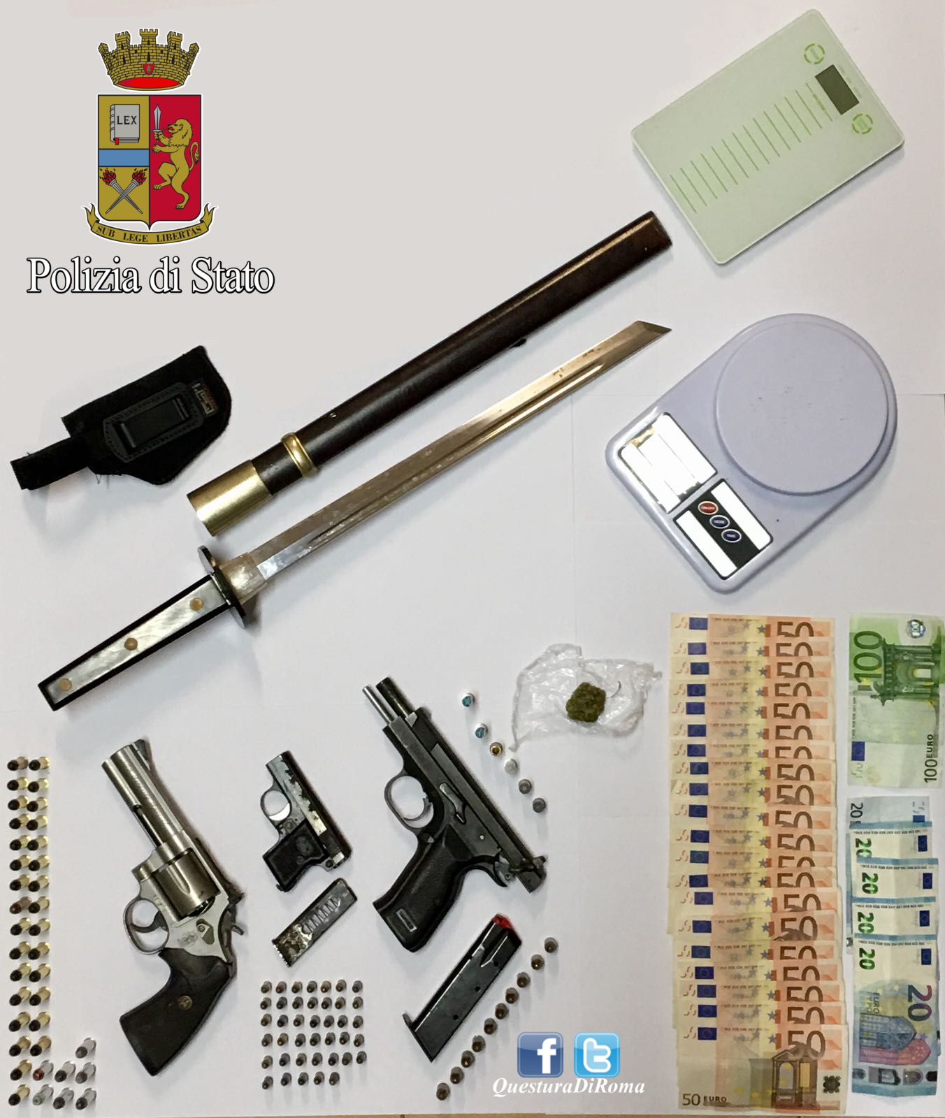 Ostia, la Polizia arresta spacciatore a Casal Palocco: in casa nascondeva 3 pistole, 94 cartucce e una spada
