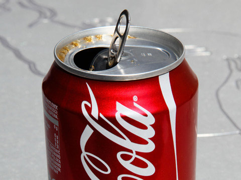 Coca Cola, feci umane trovate nelle lattine vuote: c'è da preoccuparsi?