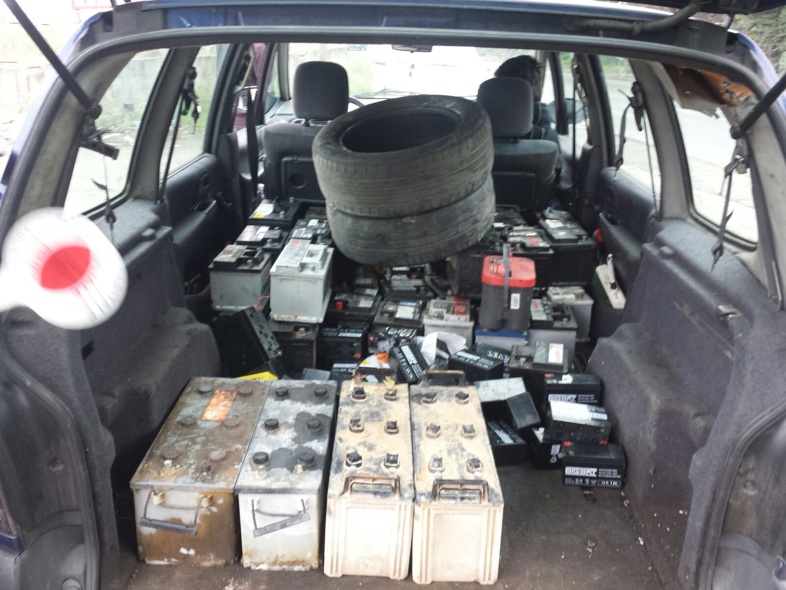 Blitz della Polizia Locale al campo nomadi La Barbuta: trovata merce rubata e 74 batterie per auto pronte per essere smaltite (FOTO)