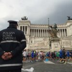 Altare della Patria, fermata turista americana coi piedi dentro la fontana monumentale