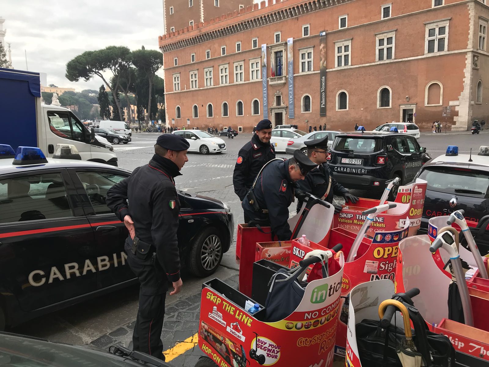 Roma, operazione antidegrado: 3 borseggiatrici arrestate, sanzionati 13 venditori ambulanti abusivi e multe per i “segway selvaggi” (FOTO)
