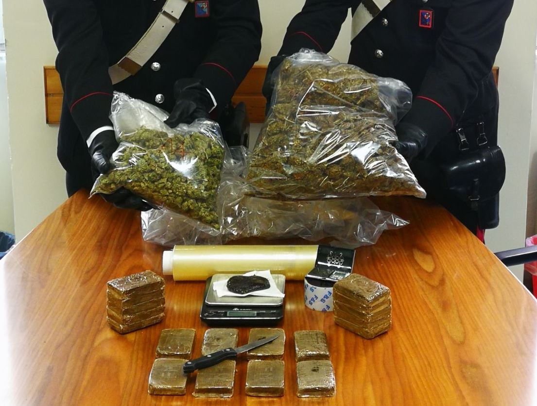 Casal Bruciato, pusher di marijuana arrestato dai carabinieri: sotto il letto nascondeva un borsone con oltre 3 kg di droga (FOTO)