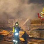 Civitavecchia, incendio capannone via della Palma: interventi di raffreddamento ancora in corso
