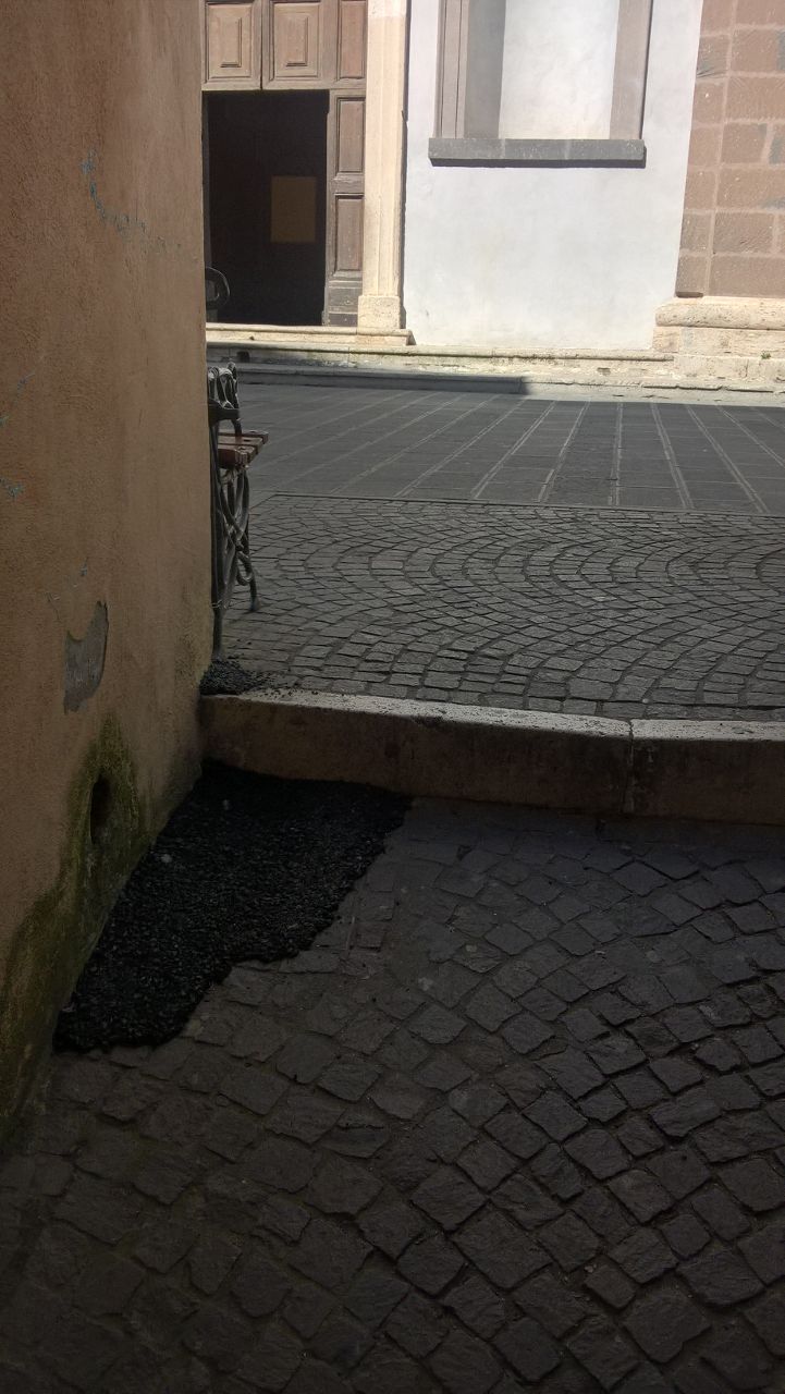 Paliano, atto di vandalismo: vicolo di Sanpietrini riempito con l'asfalto