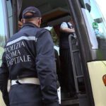 Caccia al vigile in piazza della Repubblica: ufficiale della polizia locale accerchiato da 30 persone