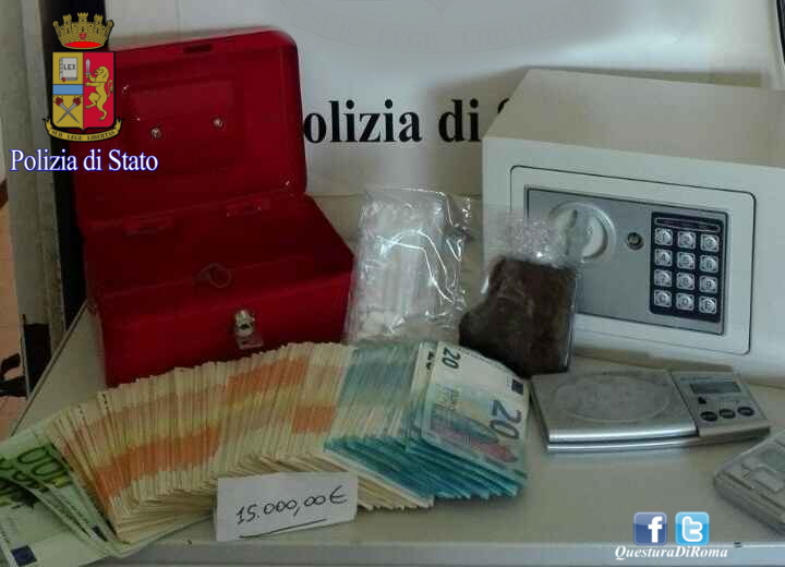 Torpignattara, spacciatore nasconde 15mila euro nell'imbottitura di una poltrona: arrestato