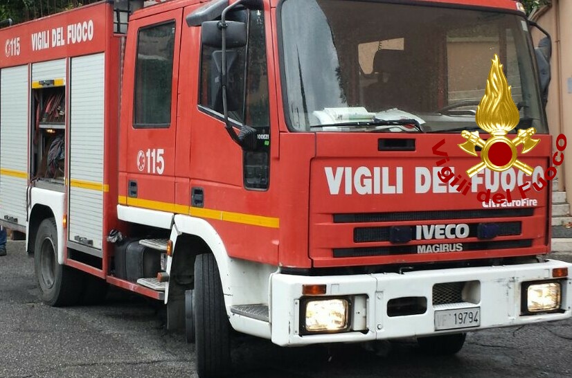 Ciampino, fiamme in un appartamento: persone intossicate e una ustionata