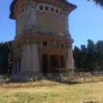 Villa Borghese, denunciato parcheggiatore abusivo all'ingresso del giardino zoologico: colto in flagrante