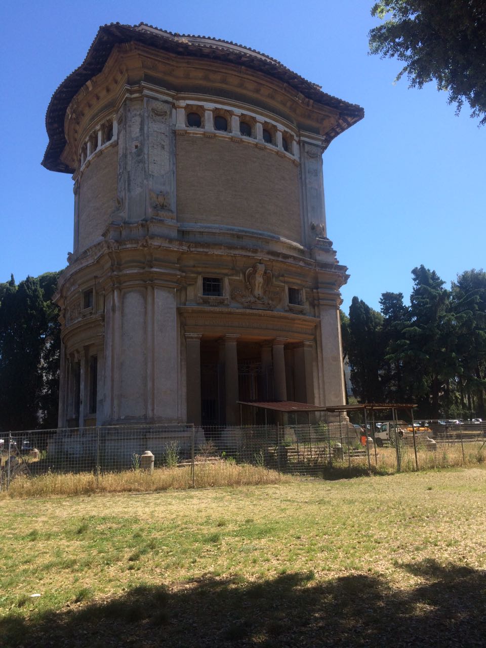 Villa Borghese, denunciato parcheggiatore abusivo all'ingresso del giardino zoologico: colto in flagrante