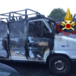 Incendio in via Casilina 1364 nella notte: tre autobotti e carro schiuma dei vigili per sedare le fiamme