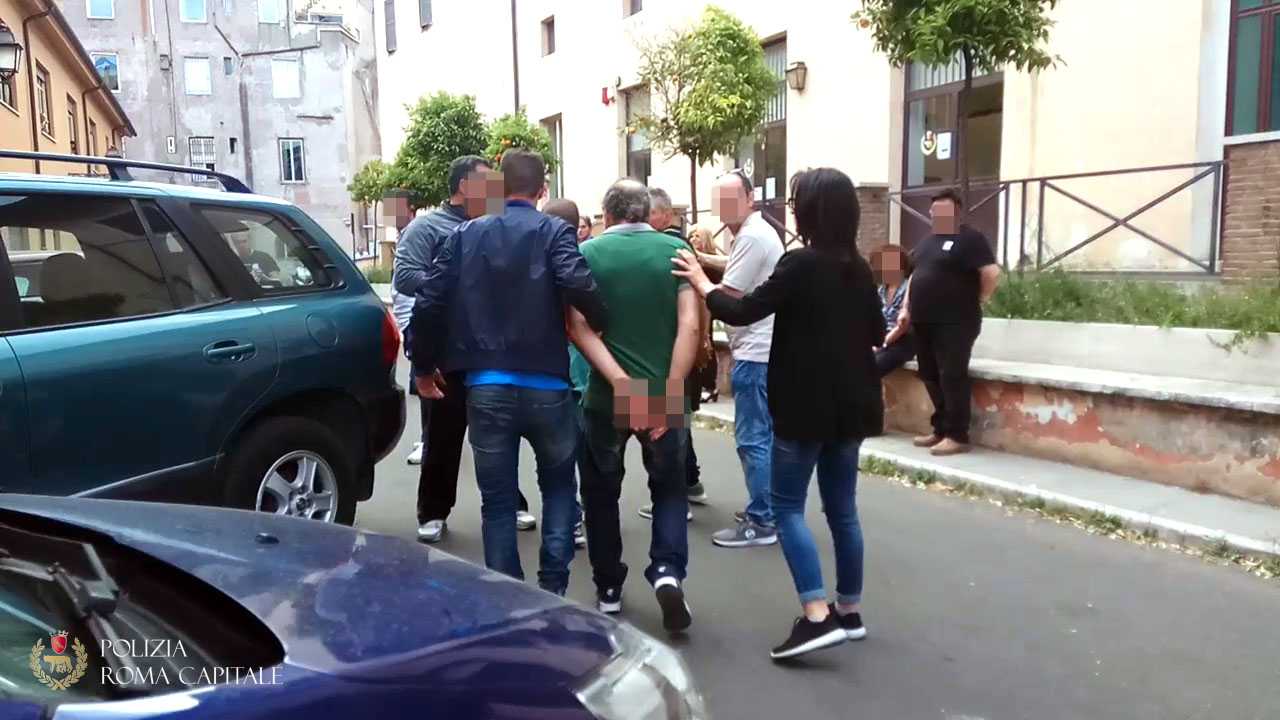 Tor Sapienza, arrestata banda di spacciatori: due uomini trovati con 98 dosi di eroina