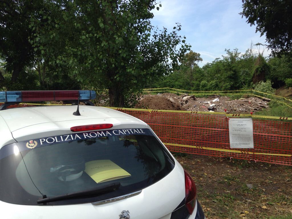 La Polizia Locale sequestra 2000 mq di terreno Il Reparto Tutela Ambientale del V Gruppo Prenestino della Polizia Locale ha posto sotto sequestro circa 2000 mq di terreno in vicolo di Valle Bagnata, ove nel tempo si era creata una discarica in prossimità, per giunta, della conduttura dell’Acqua Marcia. L’abbandono di rifiuti da parte di ignoti, aspetto che sta comportando indagini volte all’individuazione di responsabili, ha interessato la sorgente idrica, minacciata dal deposito di detriti, terre di riporto e immondizia di vario genere. L’alterazione delle quote altimetriche dell’area è dovuta alla presenza di rifiuti ingombranti, rottami in materiali plastici, apparecchiature elettriche, rottami metallici, materiali di demolizione edilizia, calcinacci, blocchi di cemento armato, materiali di risulta da lavori edili, rottami di legno , fresato bituminoso, sacchi, imballaggi in plastica e in vetro. Al fine di apporre le necessarie delimitazioni l’area sequestrata è stata perimetrata con picchetti metallici, rete plastificata, cartelli e sigilli. Roma, 25 maggio 2017 -- Polizia Roma Capitale Comando Generale Reparto Rapporti con la Stampa Via della Consolazione, 4 00186 Roma tel. 06.6769.2845 Nota: Questa casella postale è a solo scopo di diffusione. Eventuali risposte non verranno lette o riceveranno risposta. Se avete ricevuto questo messaggio per errore, vi preghiamo di distruggerlo e di darcene immediata comunicazione anche inviando un messaggio di ritorno al mittente.