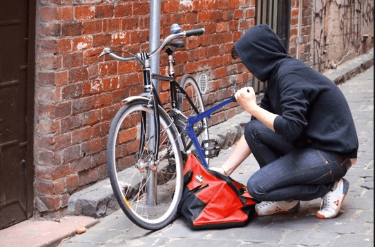 Un 41enne ha cercato di rubare una bici di ultima generazione dal valore di quasi 2.000 euro, colpendo alla nuca con una bottiglia di vetro il proprietario. Necessario l'intervento dei Carabinieri