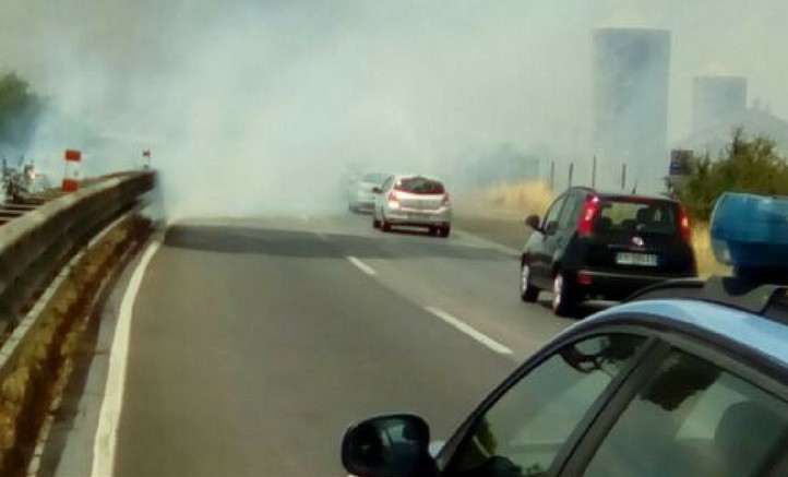 Incendio sulla Pontina e code tra Pomezia Nord e Monte d'Oro: traffico in tilt
