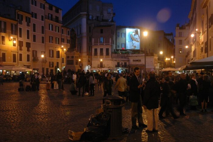Campo de' Fiori, giovani si oppongono allo scioglimento di un assembramento: denunciato un minorenne, in attesa di identificare gli altri