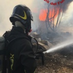 Ardea, incendio di rifiuti tossici e sterpaglie in via dei Colli Marini. Evacuate famiglie nella zona delle Salzare