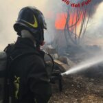 Ardea, incendio di rifiuti tossici e sterpaglie in via dei Colli Marini. Evacuate famiglie nella zona delle Salzare