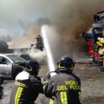 Pietralata, incendio all'autodemolitore: i vigili stanno intervenendo alla Romana auto demolizioni