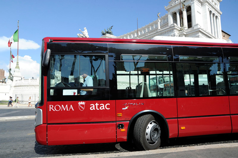 roma bus atac donna rubano 600 euro