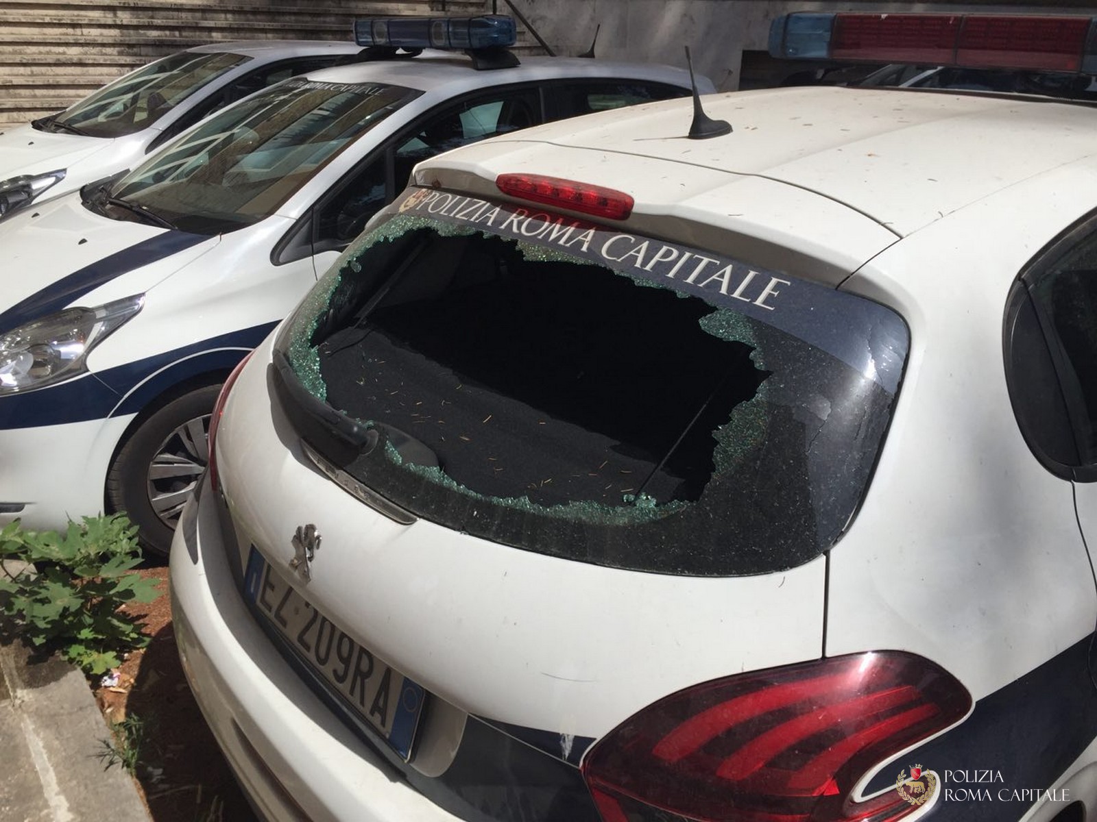Roma, Cinecittà: sassi contro auto della Polizia Locale
