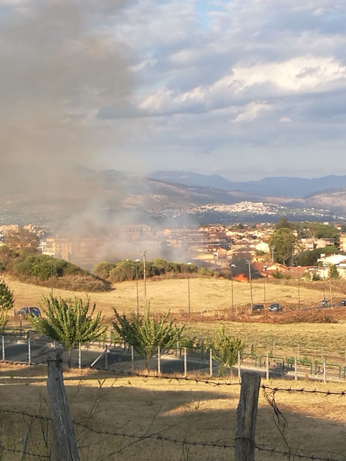 Colleferro, incendio vicino al Castello: fiamme e fumo (FOTO e VIDEO)