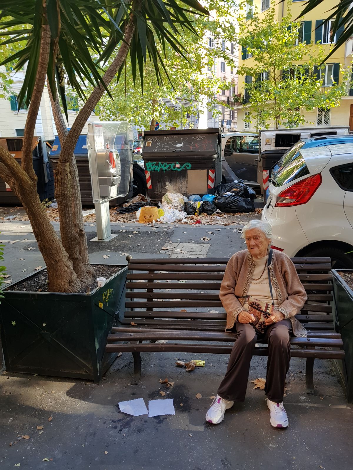 Roma, la denuncia del Codacons: "Anziani tra degrado e sporcizia"