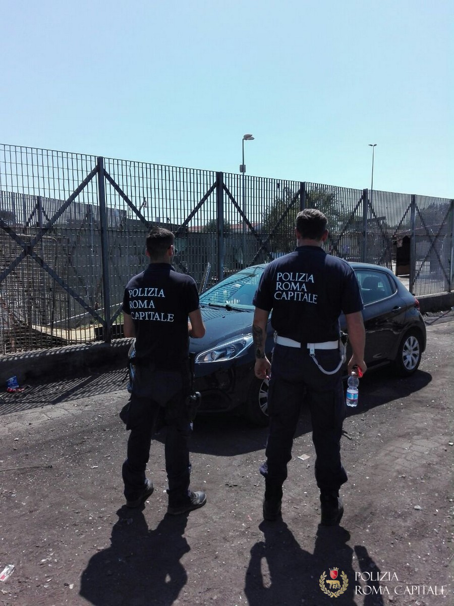 Roma, controlli al campo rom di via Salone: trovati tre veicoli rubati e sequestrata un'auto senza assicurazione