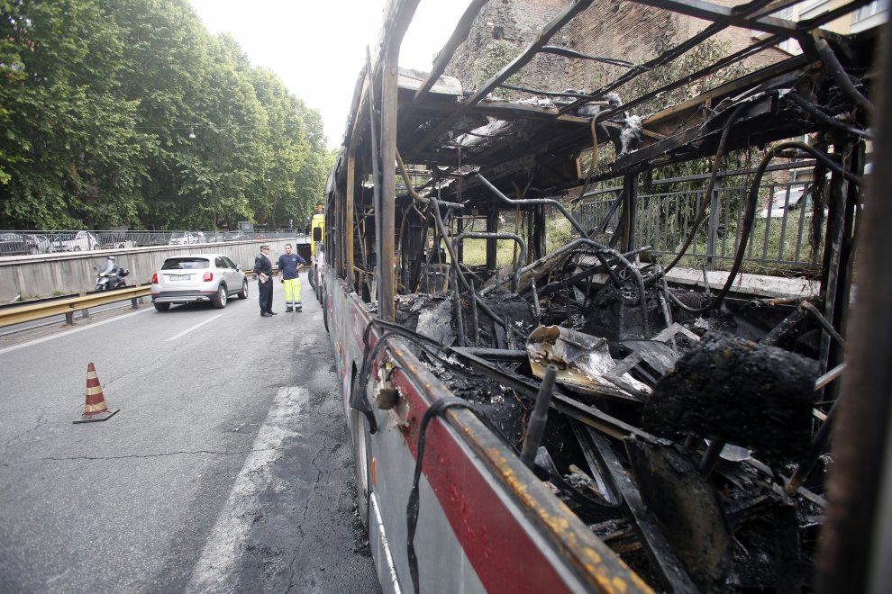 Viale Marconi, (ennesimo) incendio su un bus: in fiamme il mezzo della linea 791