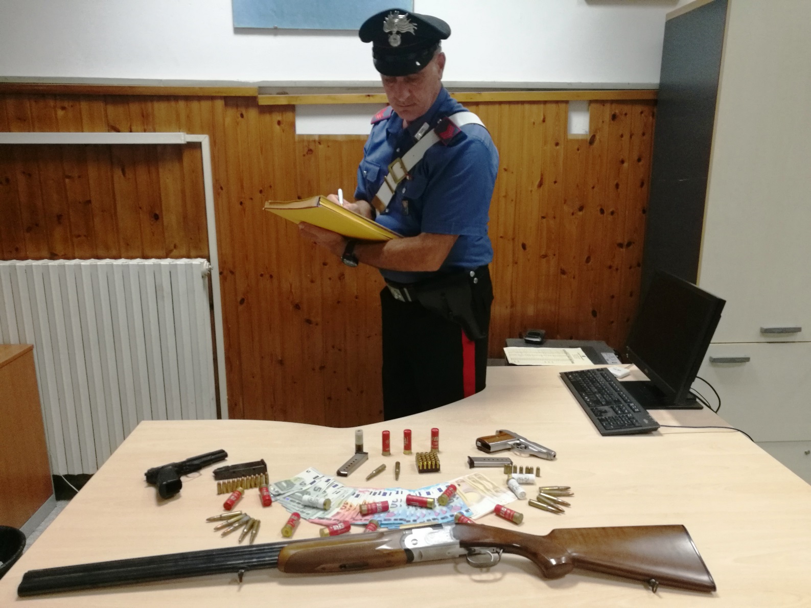 Settecamini, blitz dei carabinieri in un casale: trovate armi, munizioni e droga