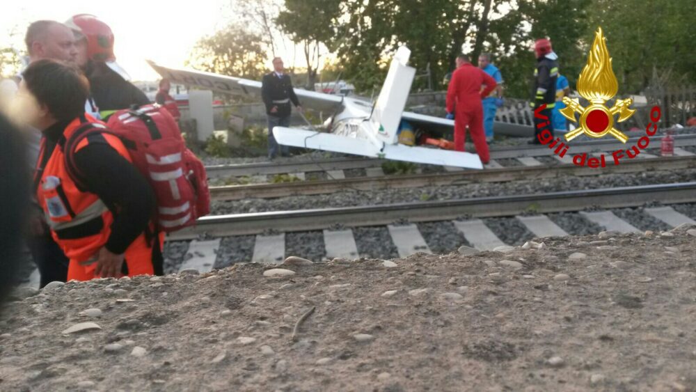 Roma, ultraleggero con due persone a bordo precipita su Via Salaria 