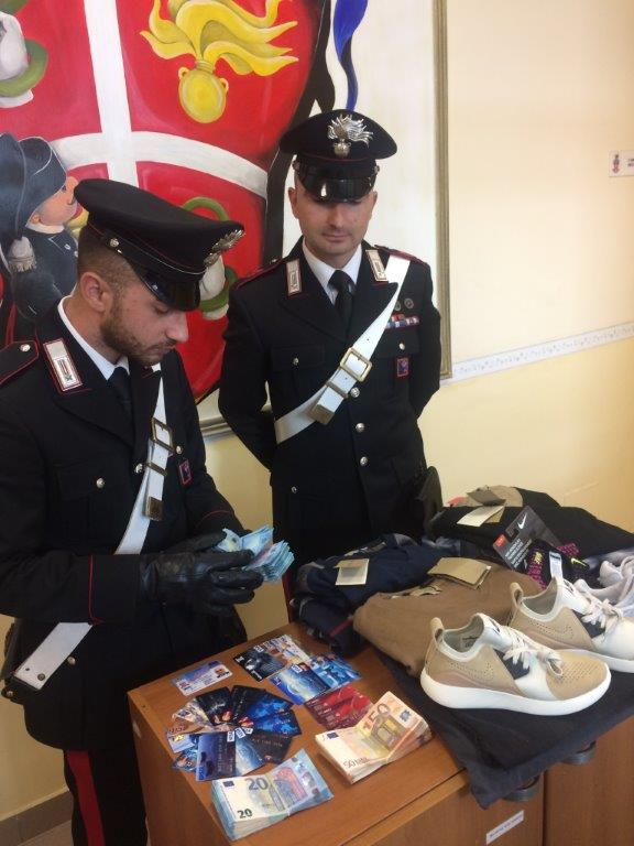 Pomezia, shopping con carte di credito clonate e documenti falsi. Carabinieri arrestano due uomini e una donna