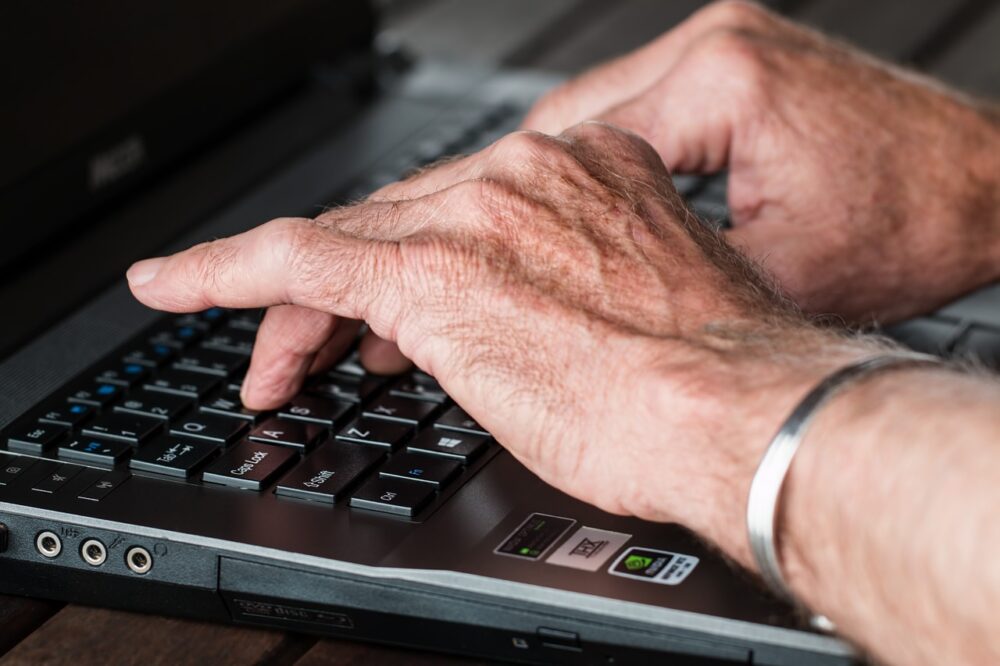 Truffe online, attenzione alle false polizze assicurative: i consigli della Polizia Postale
