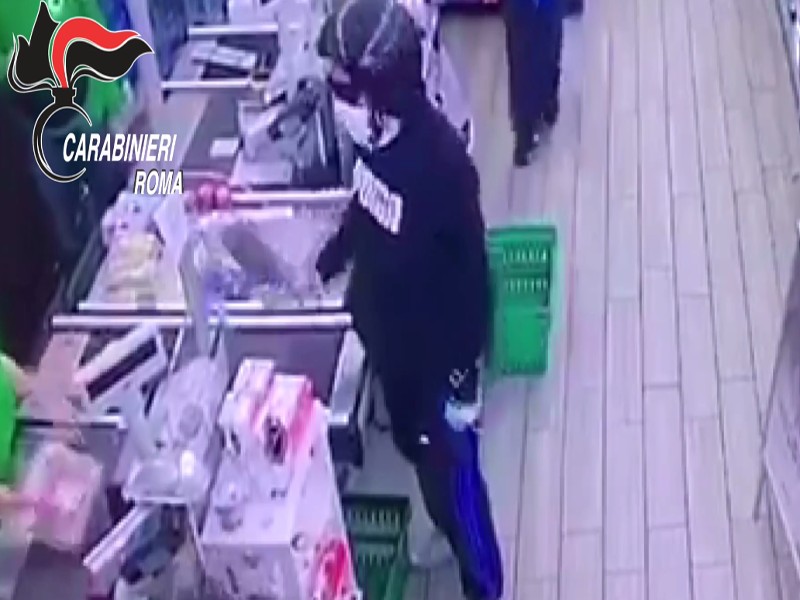Centocelle, armato di mannaia assalta supermarket: affrontato da un mendicante