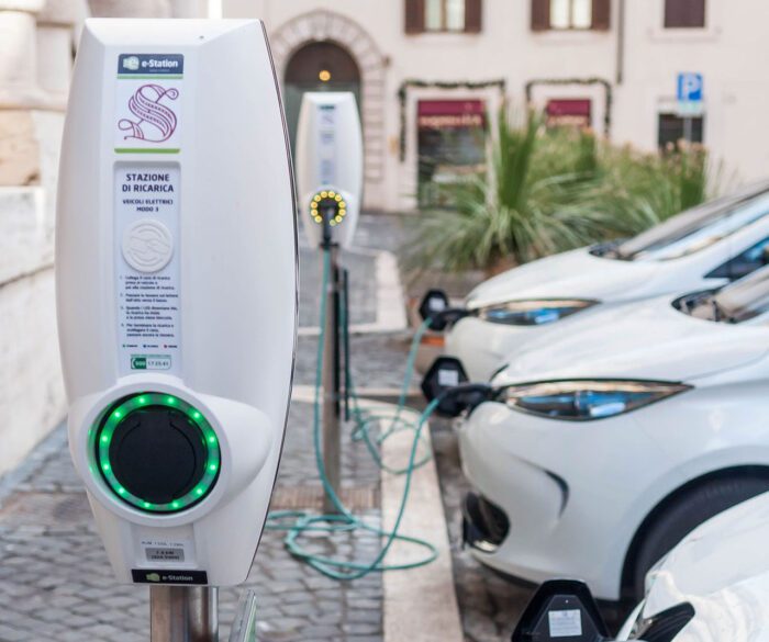 Mobilità elettrica e ricacariche per automobili, per Codici l'Italia è in ritardo: "Costi alti e vantaggi minimi"